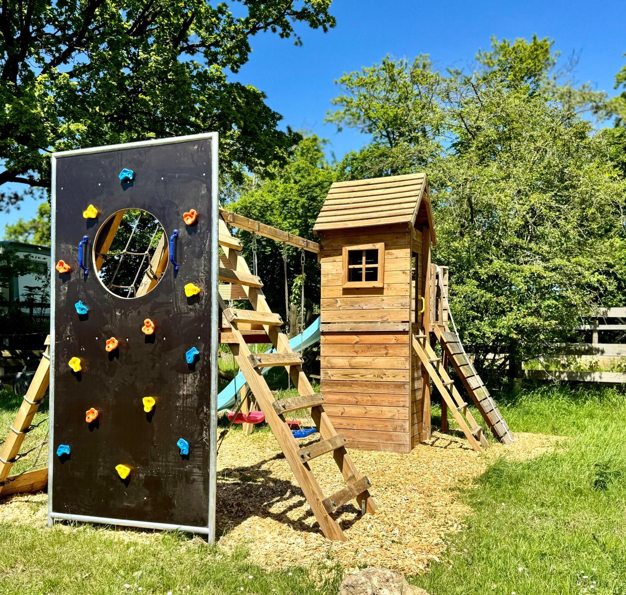 Hof Vierzehnender Im Hohen Venn - 70Qm Fachwerk-Studio - Grosses Wohn-Schlafzimmer Mit Dachterrasse Und Kaminofen - Separate Kueche - Perfekt Fuer Paare - Monschau - Eifel - Hunde Willkommen - Islandpferde المظهر الخارجي الصورة